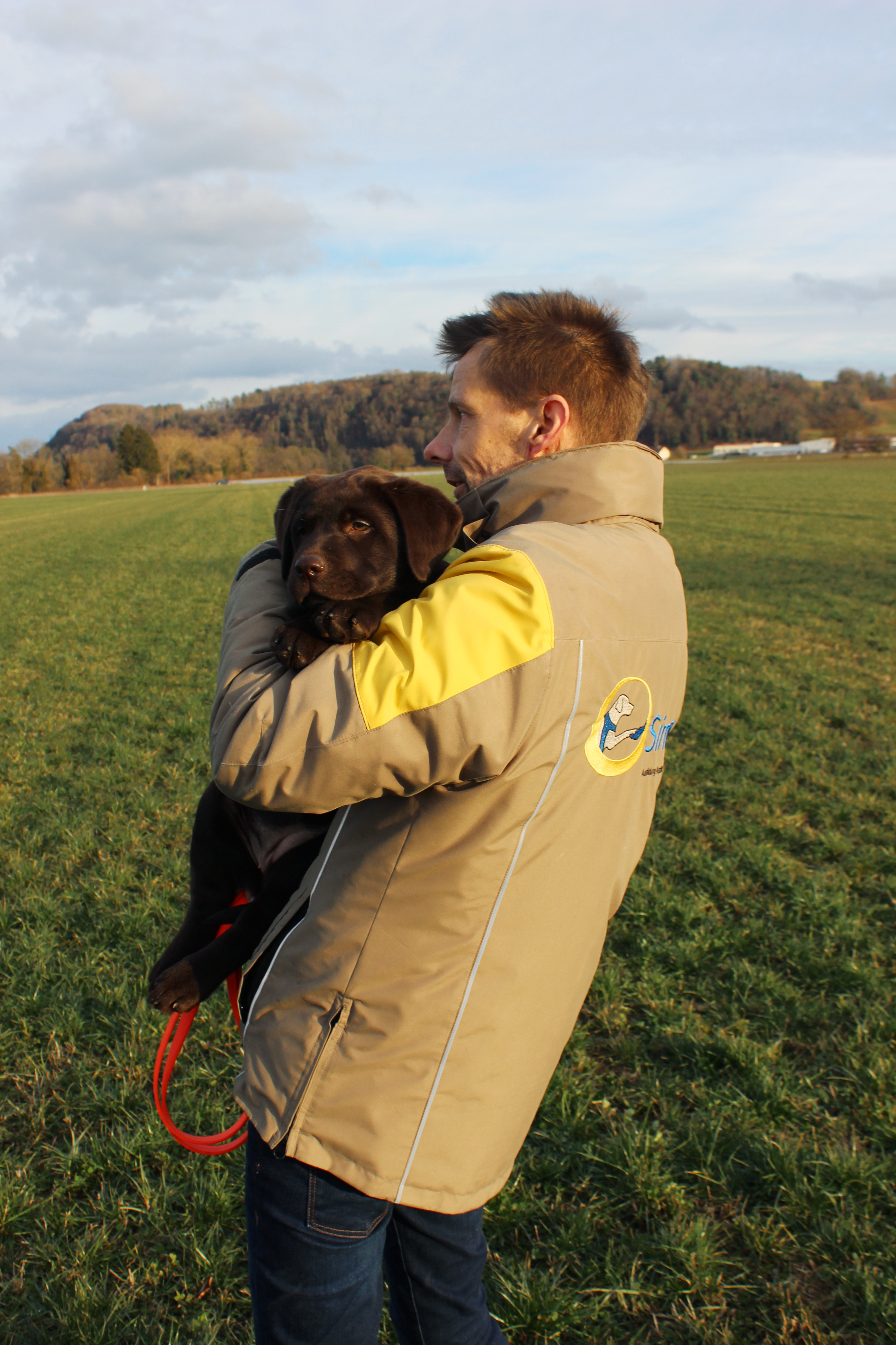 Marc Fehlmann mit Hund im Arm